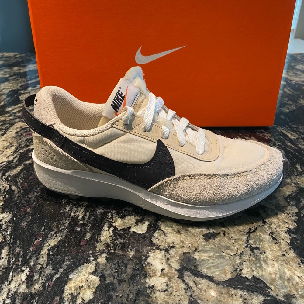 Women’s Nike Waffle Debut Sneakers. Size 7.5 - Picture 4 of 10
